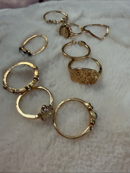 Jewelry - Gold tone stacking rings